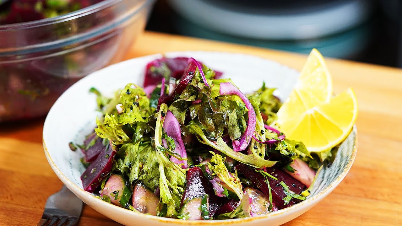 Salată de sfeclă la borcan cu castraveți și verdeață – gust proaspăt și sănătos